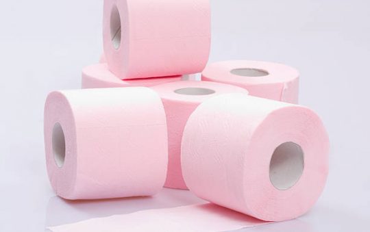 Pourquoi le papier toilette est-il souvent rose ?