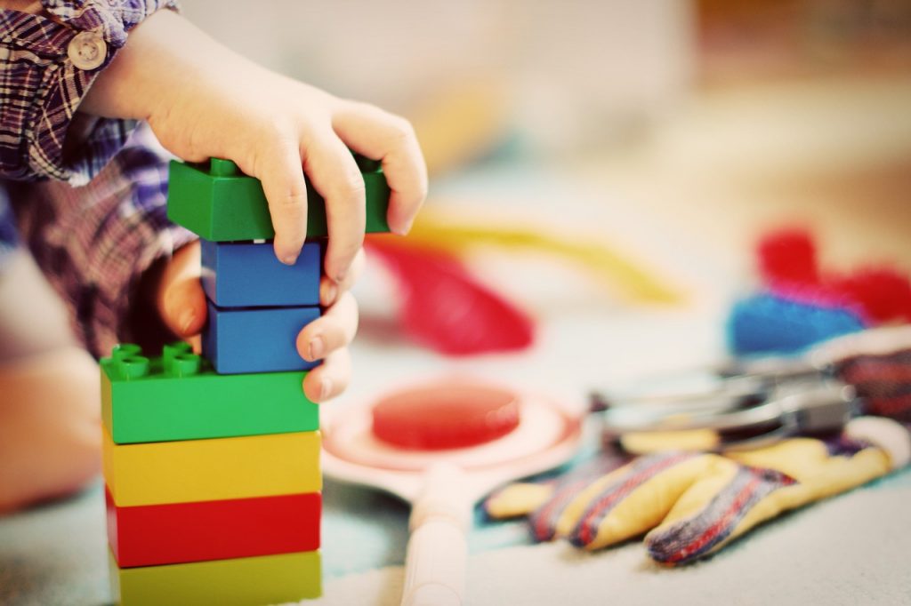 Des jouets en bois pour stimuler l’éveil des tout-petits