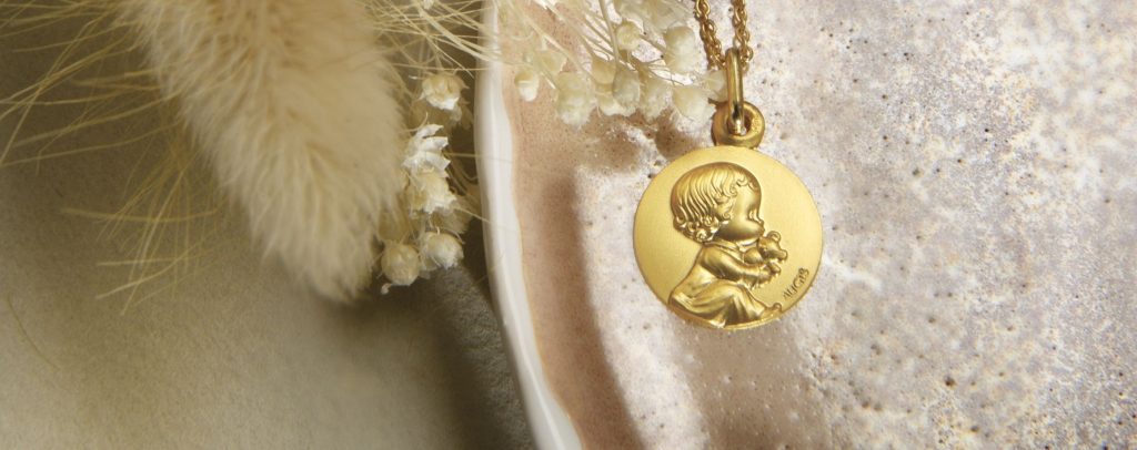 Que représente la médaille pour bébé ?