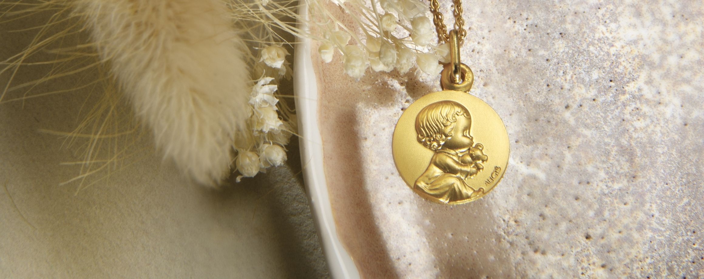 Que représente la médaille pour bébé ?