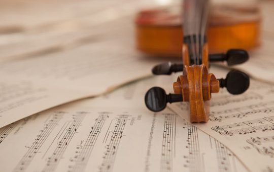 Apprendre un instrument à l’âge adulte : mythes et réalités