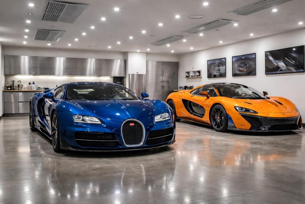 Collection automobile avec Bugatti Veyron et McLaren P1 dans garage climatisé premium