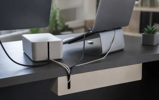 Des caches câbles pour un rangement de bureau impeccable