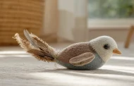 Jouet oiseau pour chat : comment choisir la bonne taille, couleur et forme ?